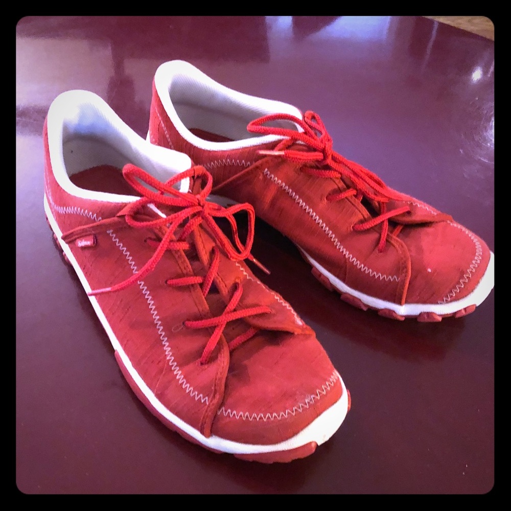 Awesome red lightweight sneakers !!
